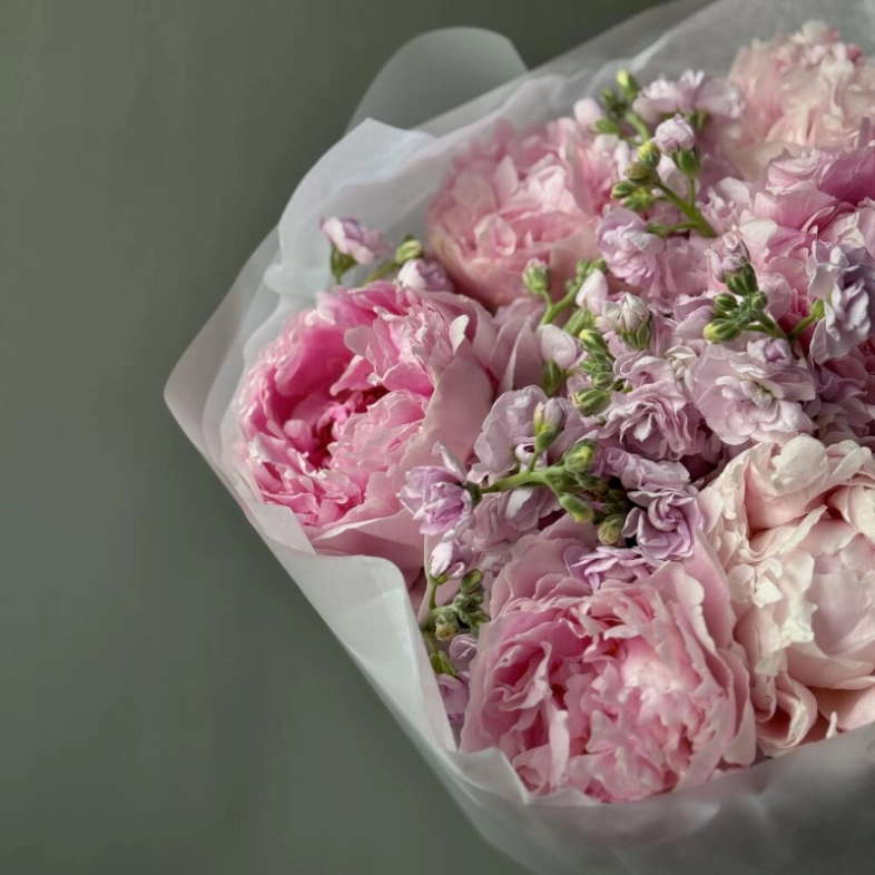 Букет «Пионолла 3.0» | пион Сара Бернар - маттиола (ароматный сезонный букет)