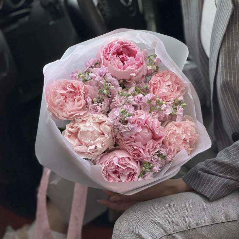 Букет «Пионолла 3.0» | пион Сара Бернар - маттиола (ароматный сезонный букет)