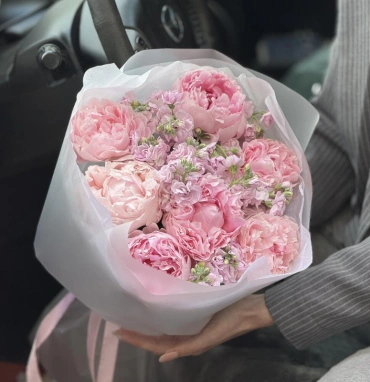 Букет «Пионолла 3.0» | пион Сара Бернар - маттиола (ароматный сезонный букет)