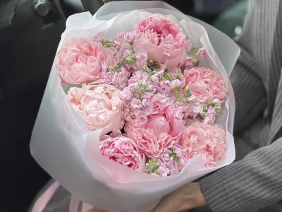 Букет «Пионолла 3.0» | пион Сара Бернар - маттиола (ароматный сезонный букет)