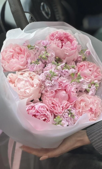 Букет «Пионолла 3.0» | пион Сара Бернар - маттиола (ароматный сезонный букет)