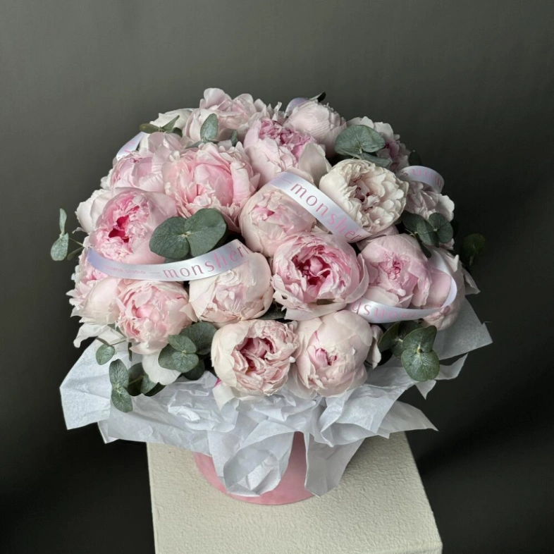 Цветы в коробке Пионы и эвкалипт