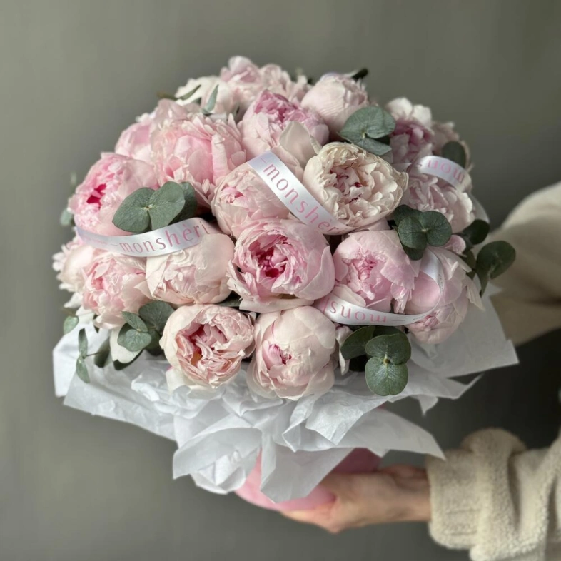 Цветы в коробке Пионы и эвкалипт