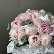 Цветы в коробке Пионы и эвкалипт 4