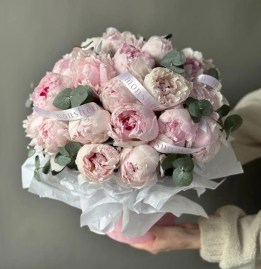 Цветы в коробке Пионы и эвкалипт