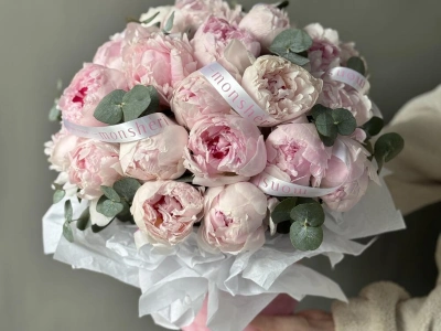 Цветы в коробке Пионы и эвкалипт