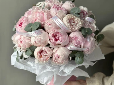 Цветы в коробке Пионы и эвкалипт