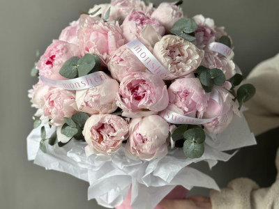 Цветы в коробке Пионы и эвкалипт