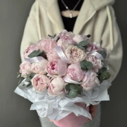 Цветы в коробке Пионы и эвкалипт 1