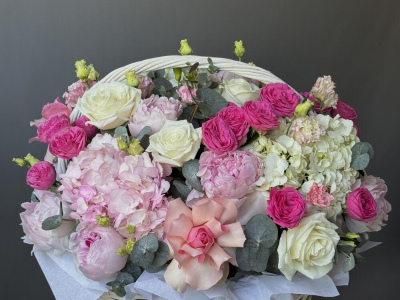 Корзина с цветами Яркая любовь