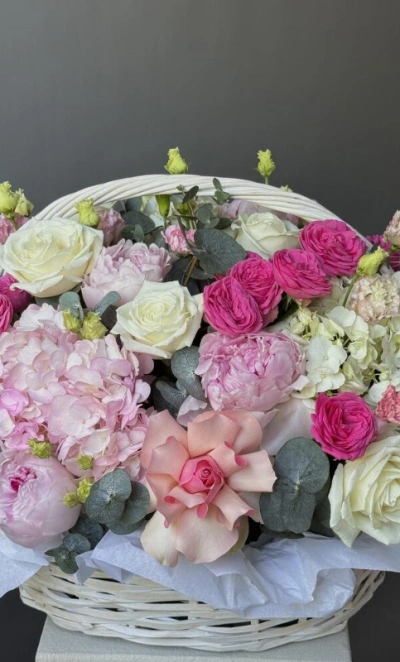 Корзина с цветами Яркая любовь