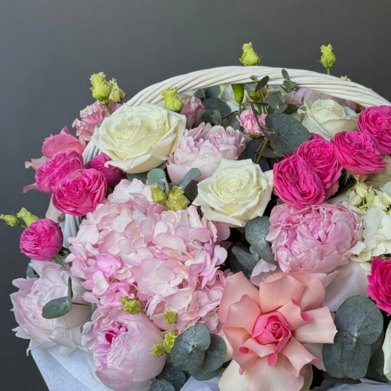 Корзина с цветами Яркая любовь