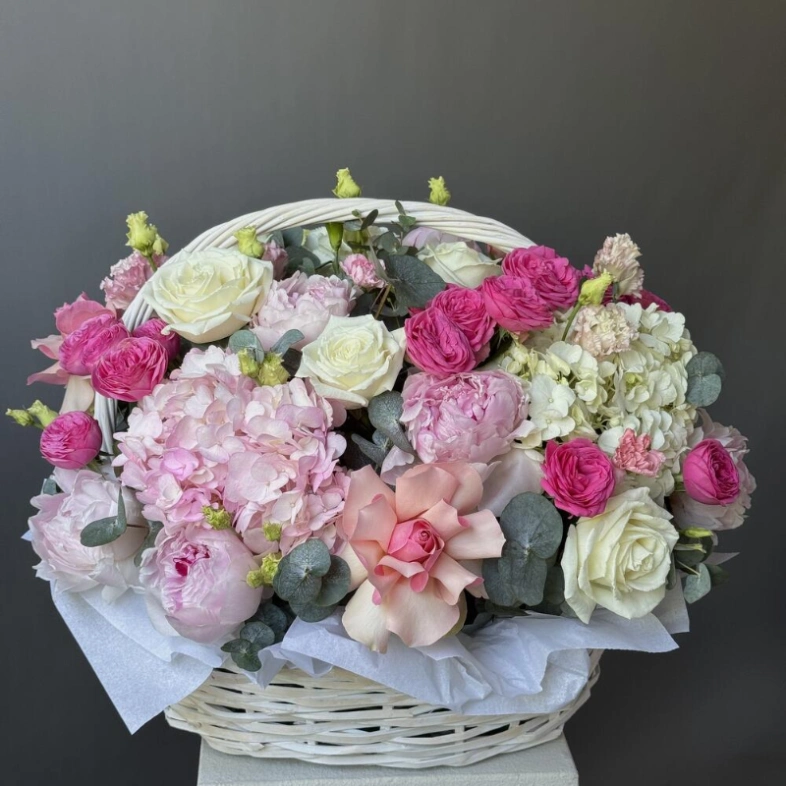 Корзина с цветами Яркая любовь