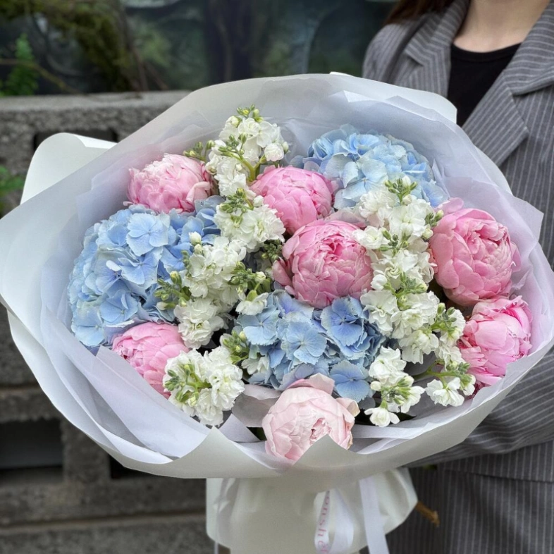 Пионы, гортензия и маттиола «Моя Вселенная»