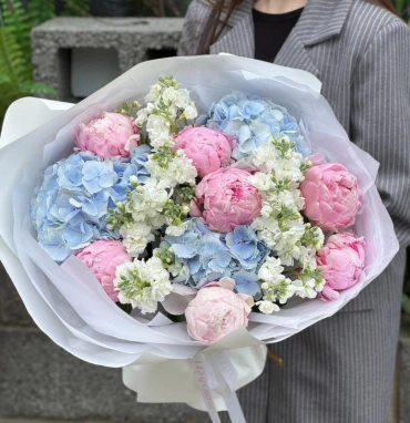 Пионы, гортензия и маттиола «Моя Вселенная»