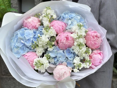 Пионы, гортензия и маттиола «Моя Вселенная»