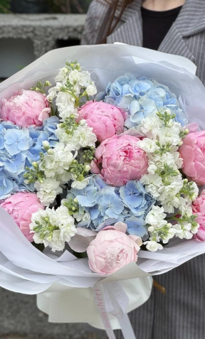 Пионы, гортензия и маттиола «Моя Вселенная»