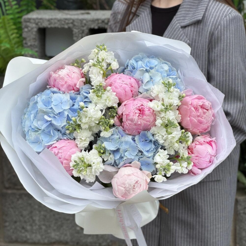 Пионы, гортензия и маттиола «Моя Вселенная»