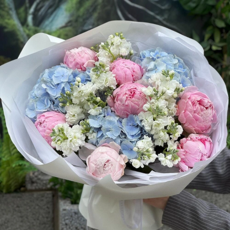 Пионы, гортензия и маттиола «Моя Вселенная»