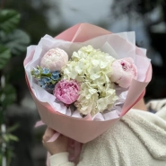 Букет «Лучики тепла» | пион Сара Бернар - гортензия - незабудка 2