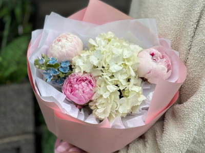 Букет «Лучики тепла» | пион Сара Бернар - гортензия - незабудка