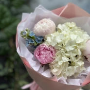 Букет «Лучики тепла» | пион Сара Бернар - гортензия - незабудка 4