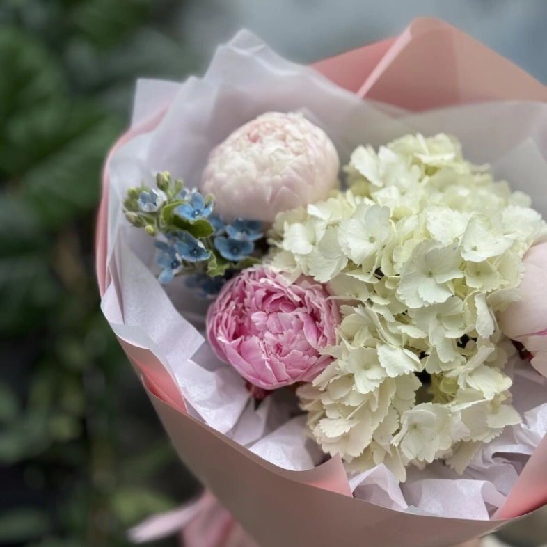 Букет «Лучики тепла» | пион Сара Бернар - гортензия - незабудка