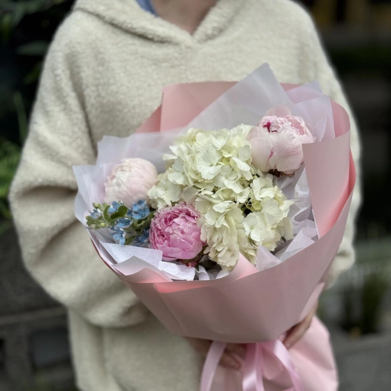 Букет «Лучики тепла» | пион Сара Бернар - гортензия - незабудка