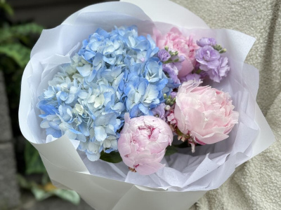 Букет «А это облачко на что похоже?» | пион Сара Бернар - гортензия - маттиола