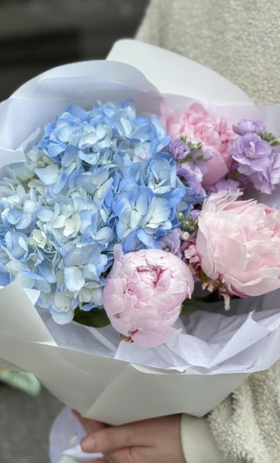 Букет «А это облачко на что похоже?» | пион Сара Бернар - гортензия - маттиола