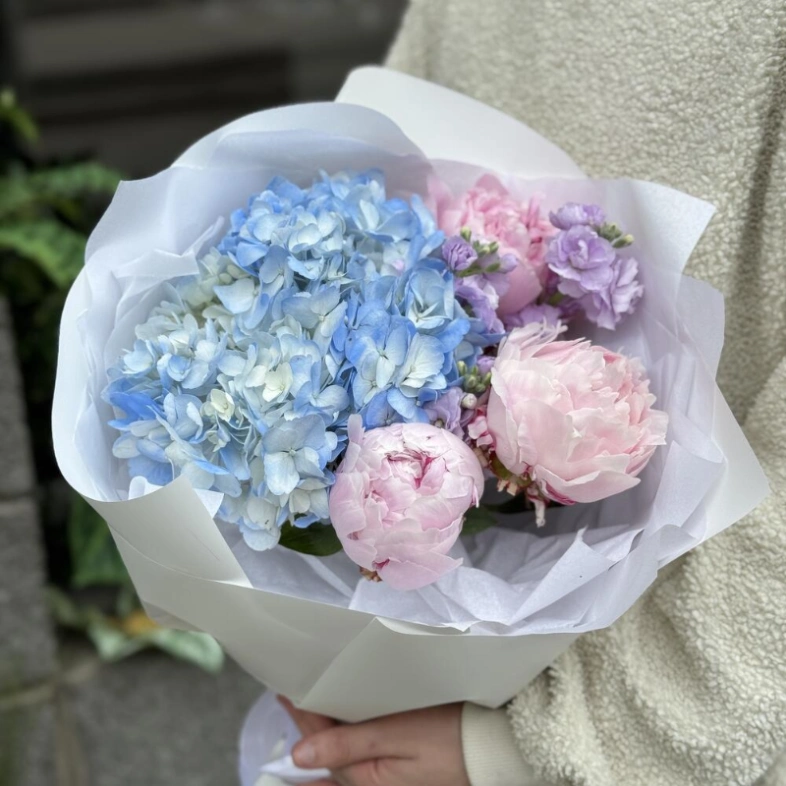 Букет «А это облачко на что похоже?» | пион Сара Бернар - гортензия - маттиола