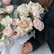 Композиция из цветов в коробке нежная 4