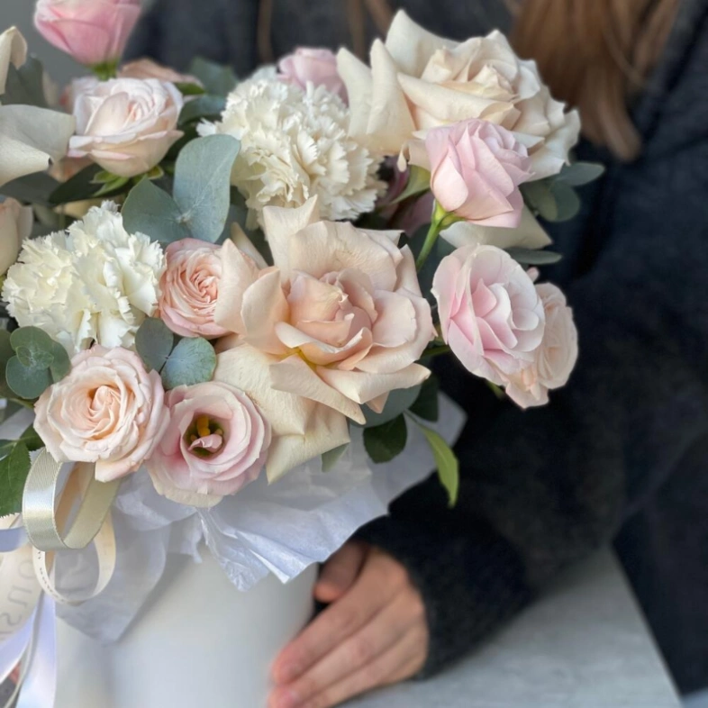 Композиция из цветов в коробке нежная