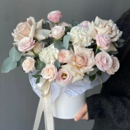 Композиция из цветов в коробке нежная 2