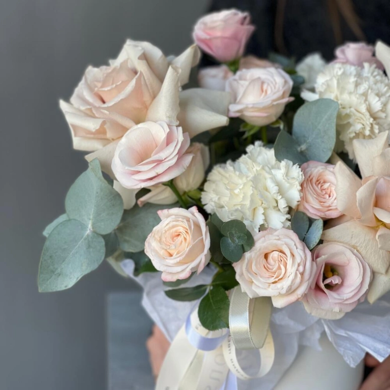 Композиция из цветов в коробке нежная