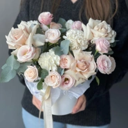 Композиция из цветов в коробке нежная 0