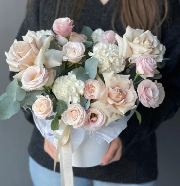 Композиция из цветов в коробке нежная