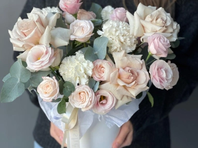 Композиция из цветов в коробке нежная