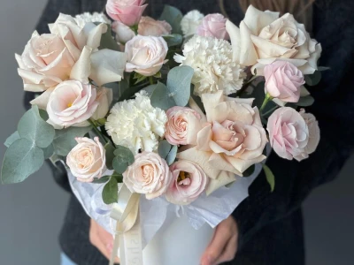 Композиция из цветов в коробке нежная