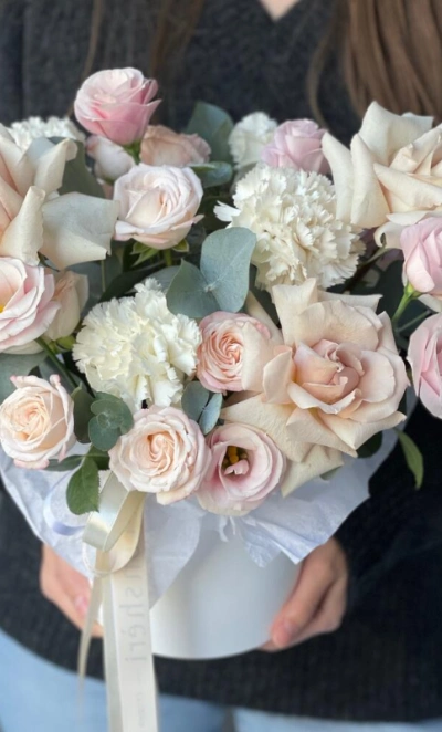 Композиция из цветов в коробке нежная