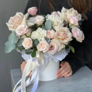 Композиция из цветов в коробке нежная 1