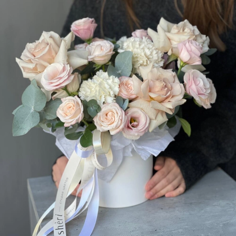 Композиция из цветов в коробке нежная