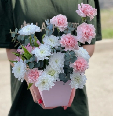 Диантусы и кустовая хризантема в сумочке