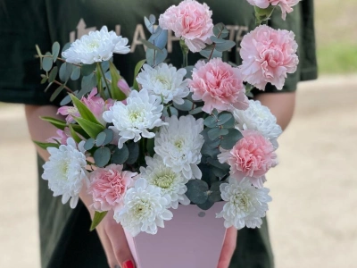 Диантусы и кустовая хризантема в сумочке