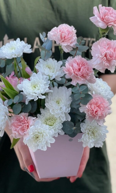 Диантусы и кустовая хризантема в сумочке