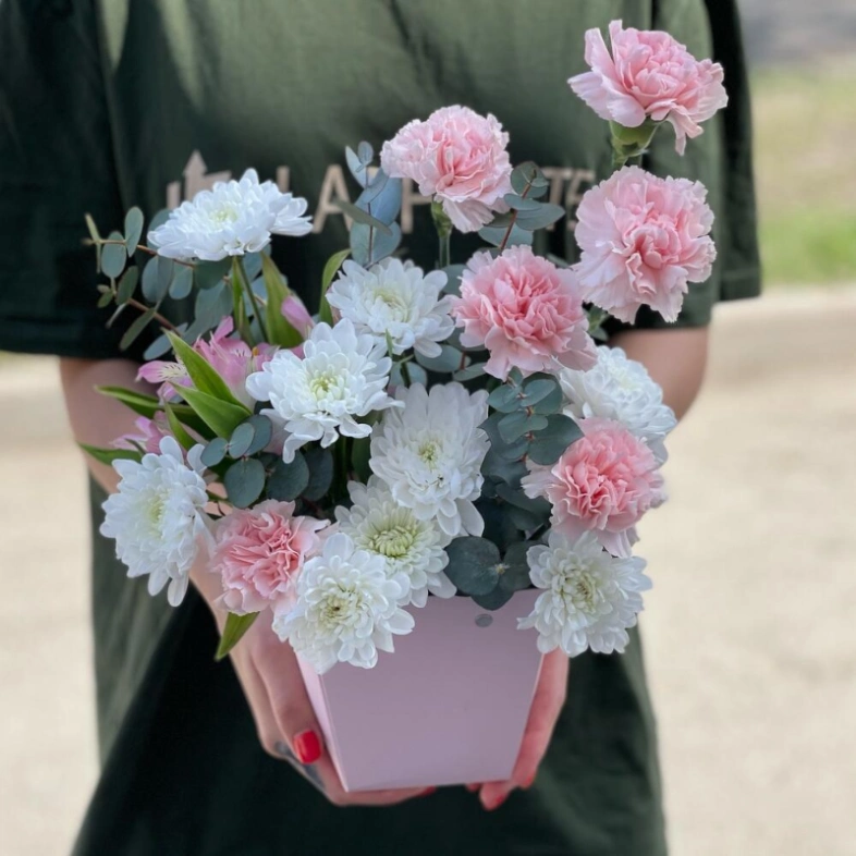 Диантусы и кустовая хризантема в сумочке