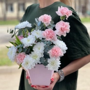 Диантусы и кустовая хризантема в сумочке 1