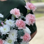 Диантусы и кустовая хризантема в сумочке 4