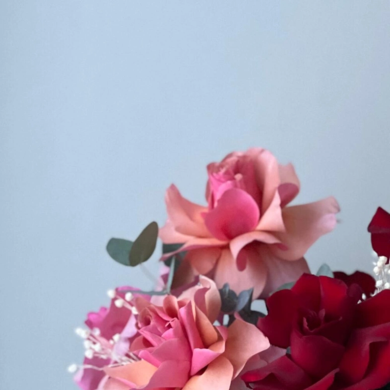 Цветы в шляпной коробке «Французские розы и эвкалипт»