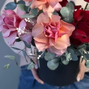 Цветы в шляпной коробке «Французские розы и эвкалипт» 2